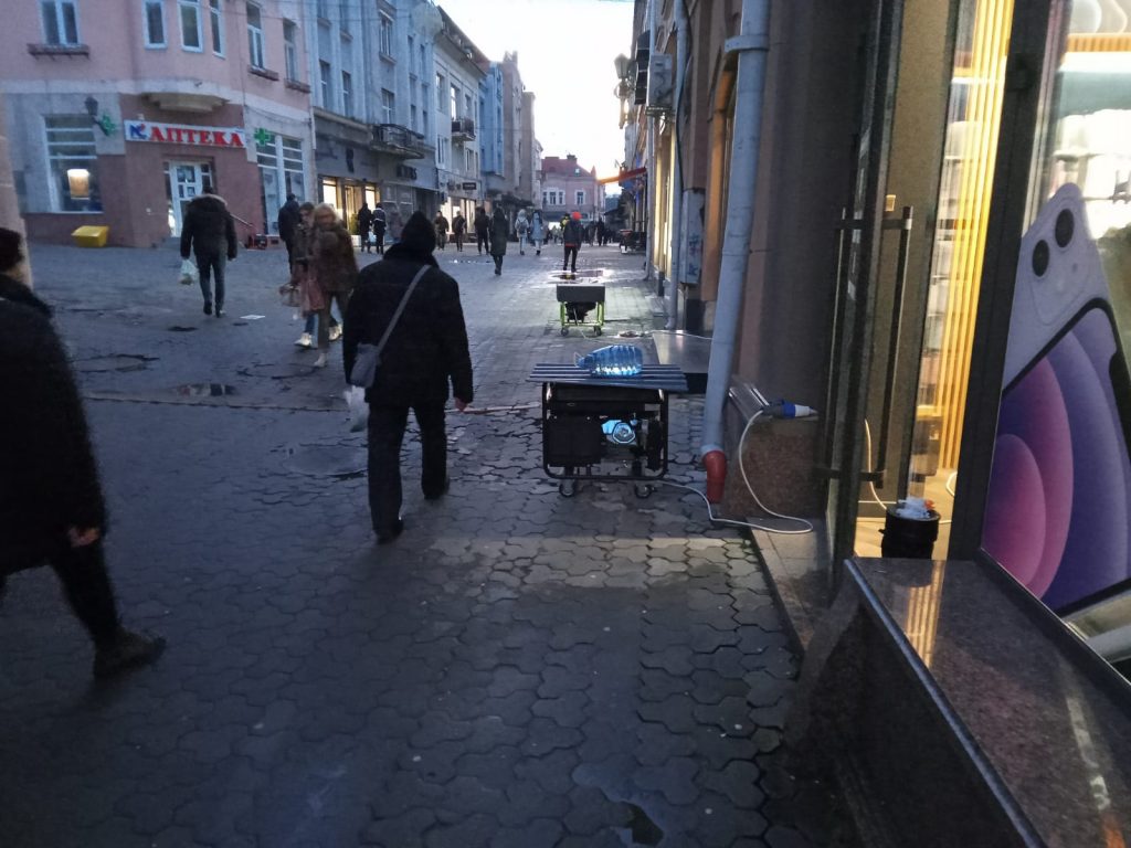 Calles de Uzgorod con Generadores para para las tiendas.