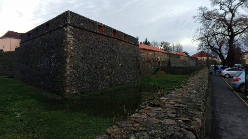 Tierra de leyendas, castillos y bellas iglesias -como la iglesia católica griega- en la foto, Uzgorod rodea sus instituciones y monumentos con sacos terreros y se halla en pleno proceso de derusificación. La población ha cambiado ya el nombre de decenas de sus calles, además de retirar monumentos.